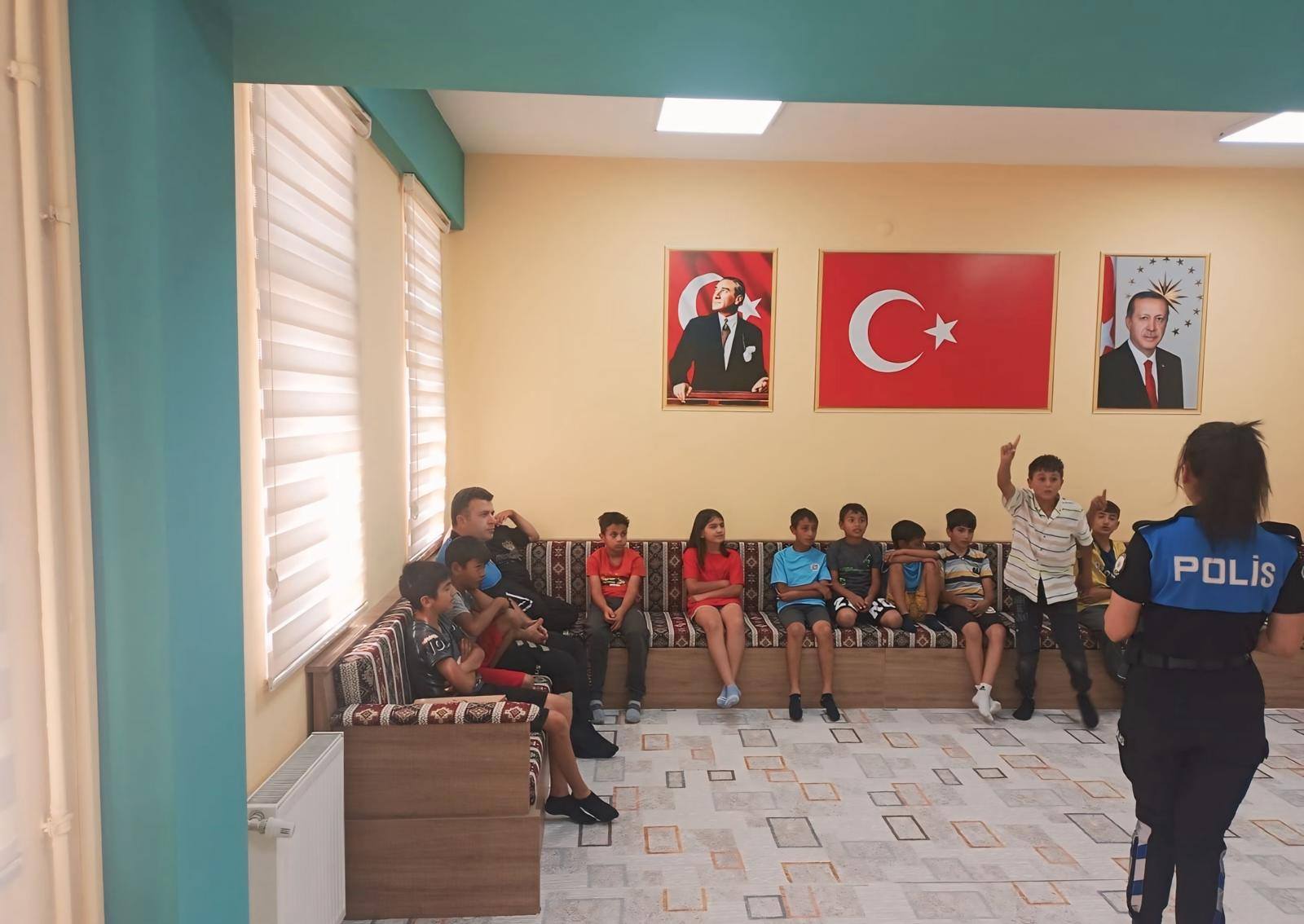 Erzincan Polisi Değer Erzincan spor okullarında bilgilendirme faaliyetlerini devam ettiriyor.