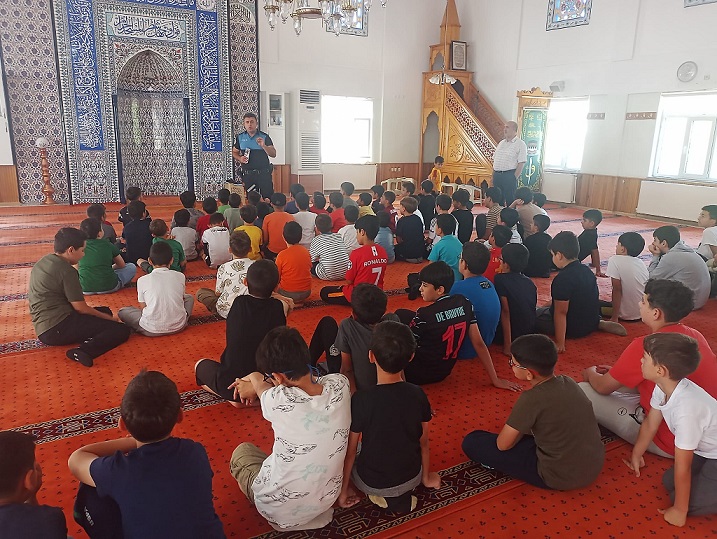 Erzincan Polisi Yaz Kur’an Kurslarında eğitim alan öğrencilere yönelik “Biz