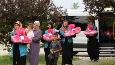 Evlilik hazırlığı yapan nişanlı kızları evlerinde ziyaret eden Erzincan Valisi