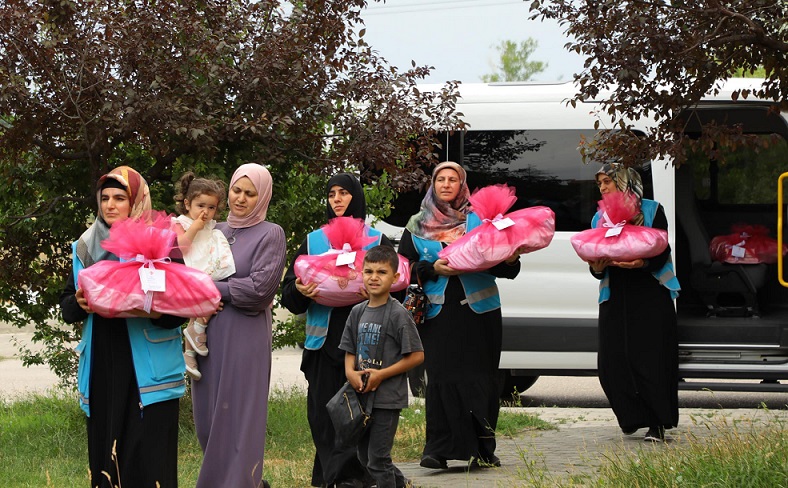 Evlilik hazırlığı yapan nişanlı kızları evlerinde ziyaret eden Erzincan Valisi