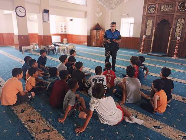 Erzincan Polisi farklı camilerde eğitim alan öğrencilere yönelik “Biz Büyük