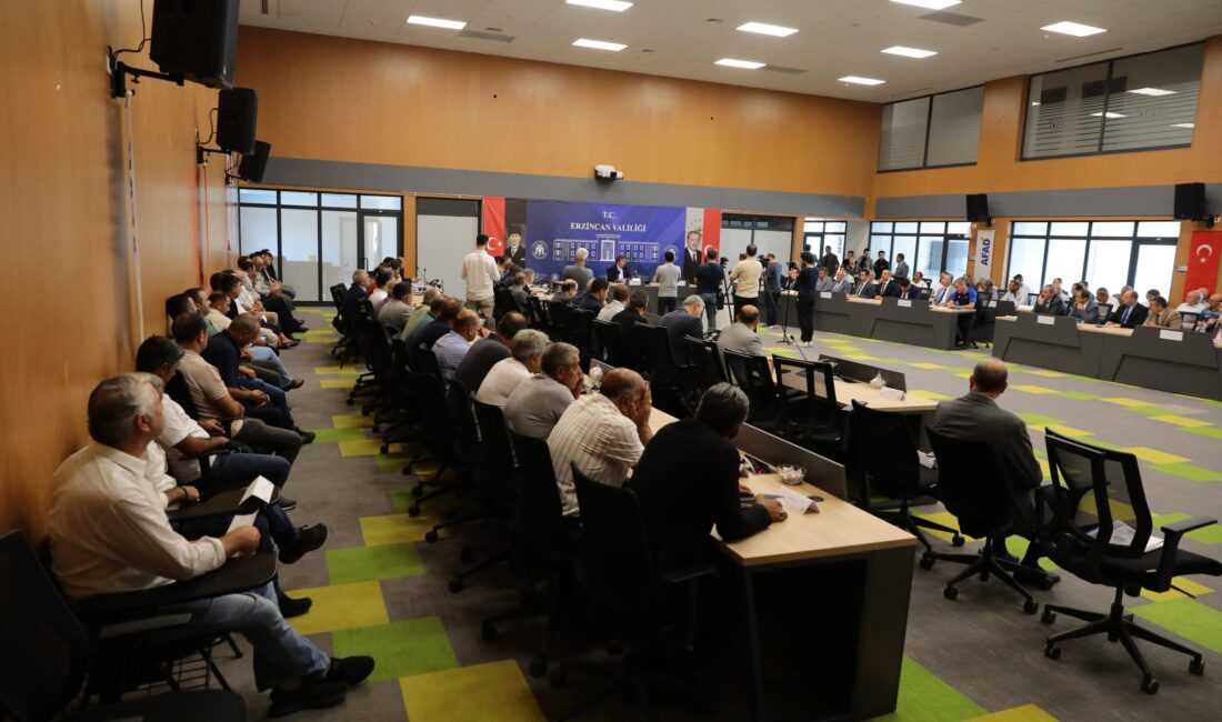 Erzincan Valisi Hamza Aydoğdu Erzincan Merkez Mahalle Muhtarları ile bir