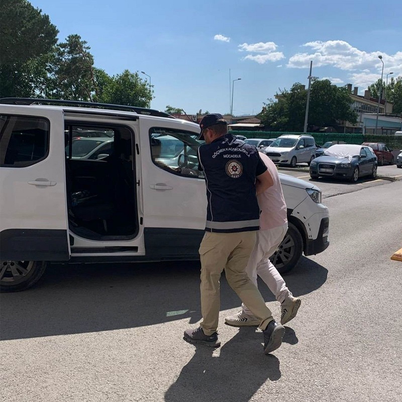 Erzincan polisinin yaptığı çalışma neticesinde yasa dışı yollardan ülkeye ve