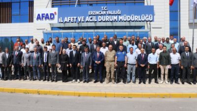 Erzincan Valisi Hamza Aydoğdu, köy muhtarlarıyla düzenlenen toplantıda istek ve