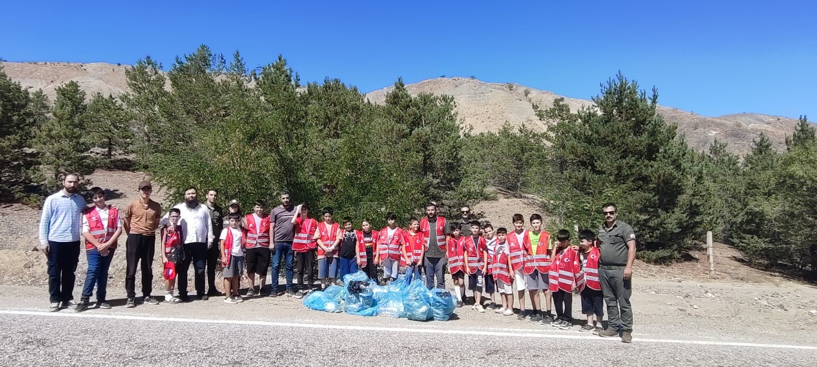 Yaz döneminde kırsal bölgelerdeki ağaçlık alanlar daha fazla çöpe maruz