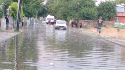 Erzincan’da akşam saatlerinde başlayan sağanak yağış, kısa sürede kent genelinde