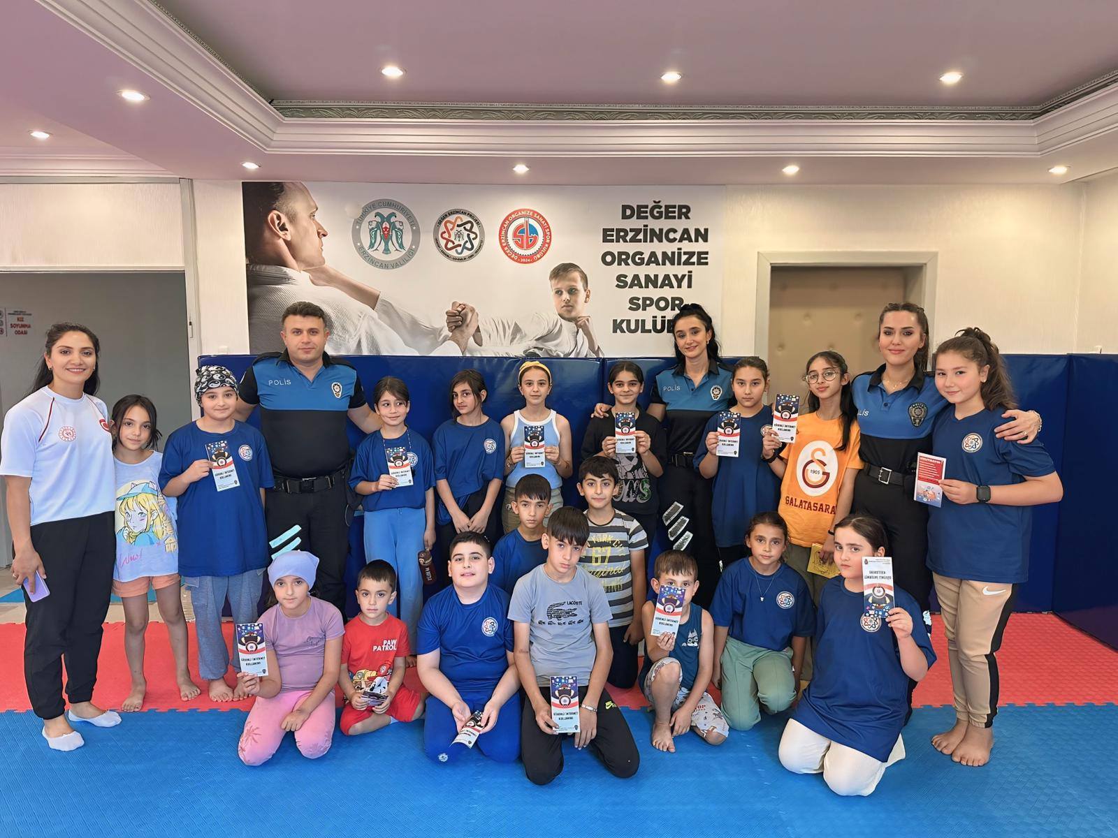 Erzincan Polisi Değer Erzincan spor okullarında bilgilendirme faaliyetlerini devam ettiriyor.