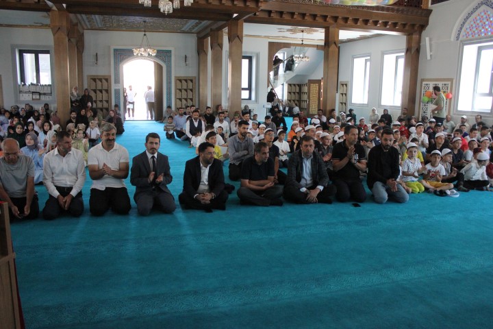 Erzincan Refahiye İlçedeki Yaz Kur'an Kursları'nın kapanış programı Yıldırım Cami
