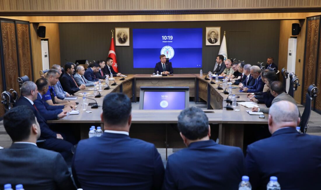 Erzincan Valisi Hamza Aydoğdu başkanlığında vali yardımcıları ve birim amirlerinin