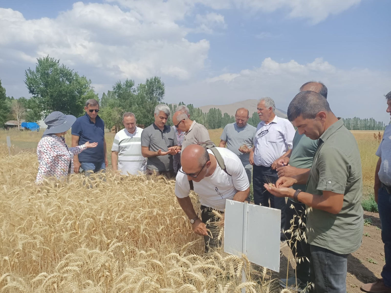 Erzincanlı çiftçiler, modern tarım tekniklerini görmek ve bitkisel üretimde denemeleri