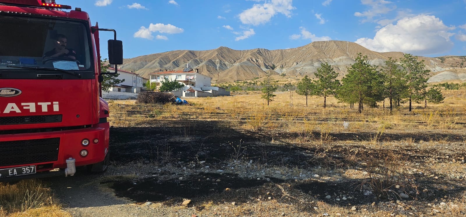 Akşam saatlerinde Erzincan Çukurkuyu Bulutlu Mahallesinde meydana gelen arazi yangını