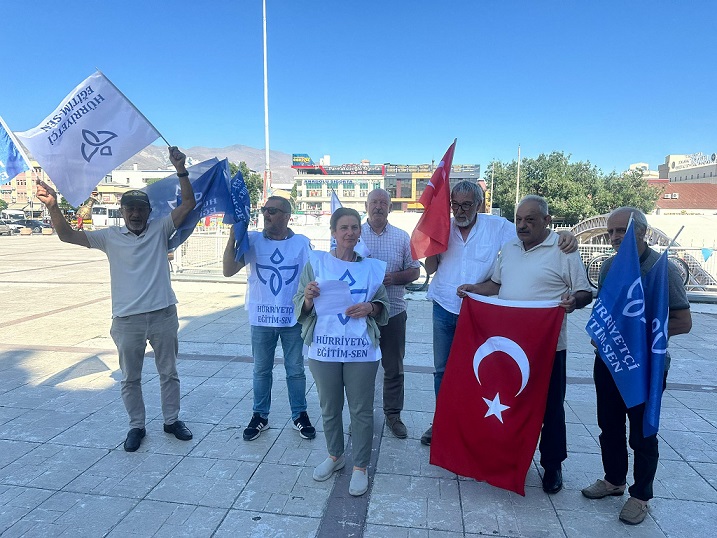 Hür-Sen Konfederasyonu Hürriyetçi Eğitim Sen Erzincan şubesi adına açıklama yapan