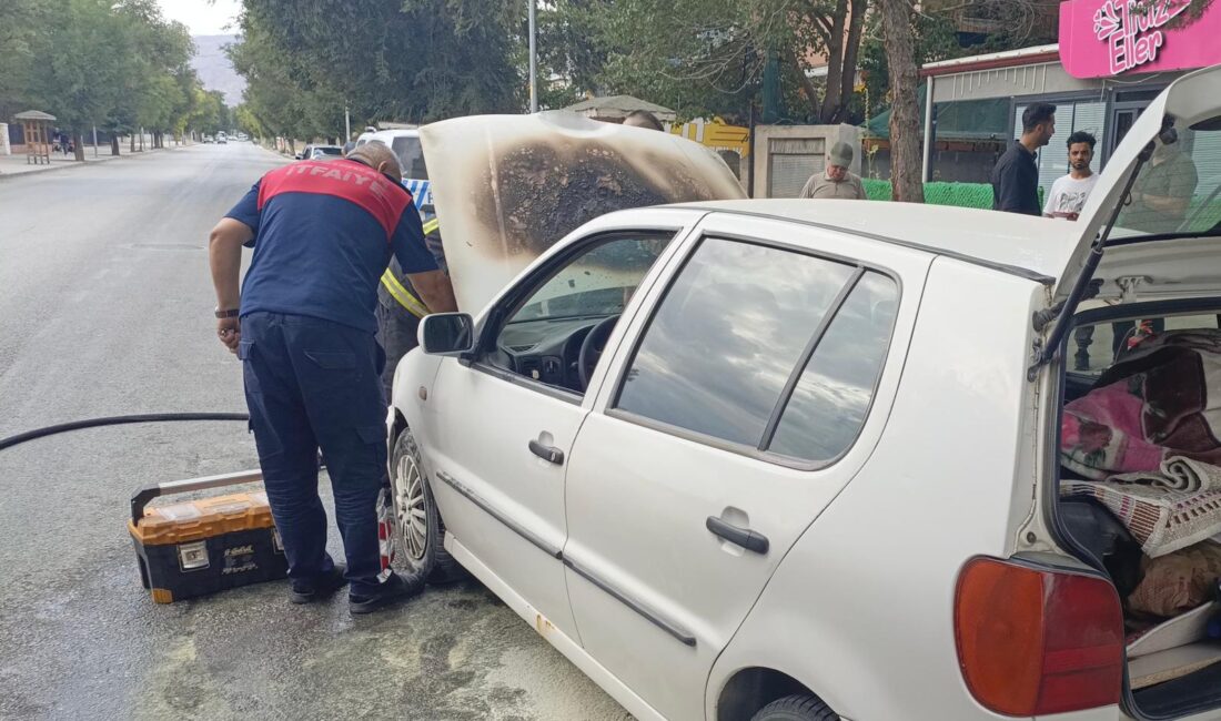 Erzincan’da park halinde ki aracın motor kısmında çıkan yangın kısa