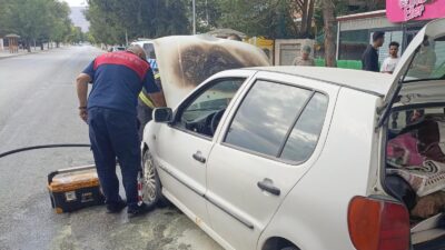Erzincan’da park halinde ki aracın motor kısmında çıkan yangın kısa