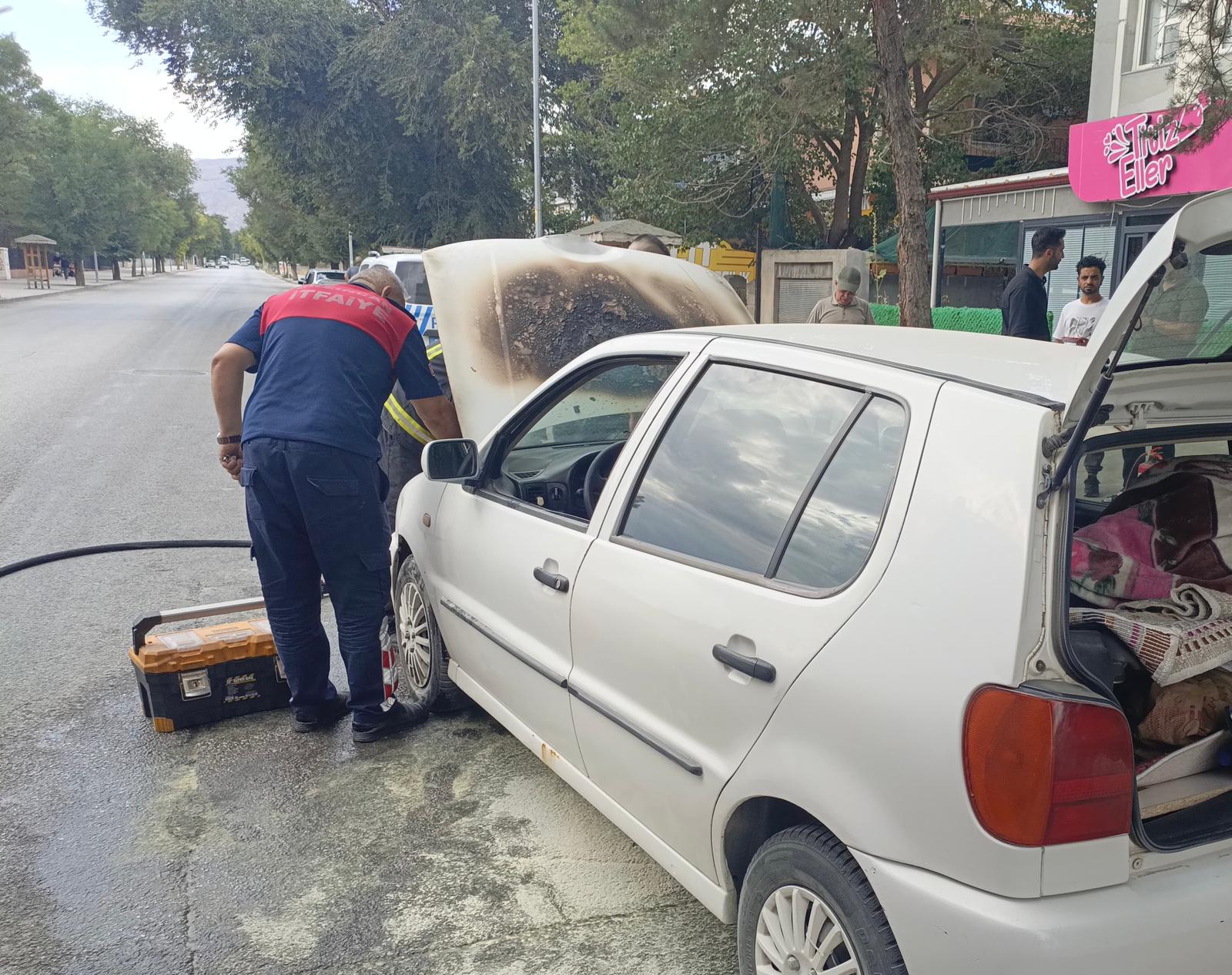 Erzincan’da park halinde ki aracın motor kısmında çıkan yangın kısa