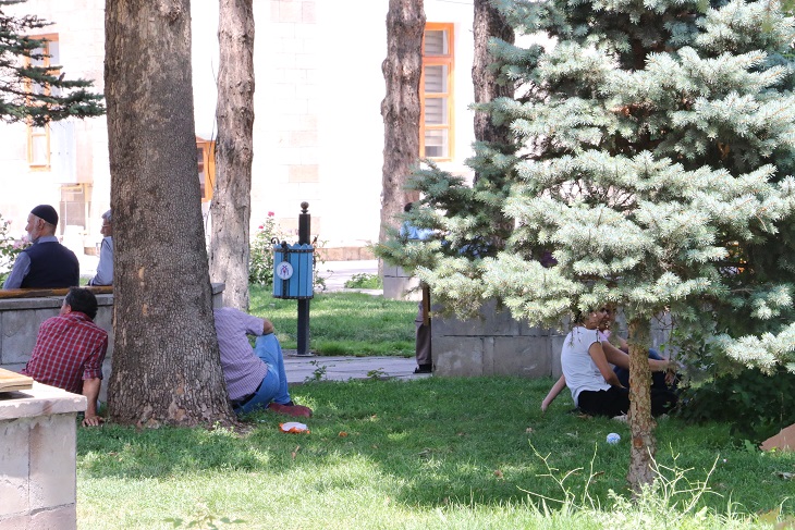 Havaların mevsim normalleri üzerinde, seyretmesi nedeniyle sıcaklardan bunalan kimi Erzincan