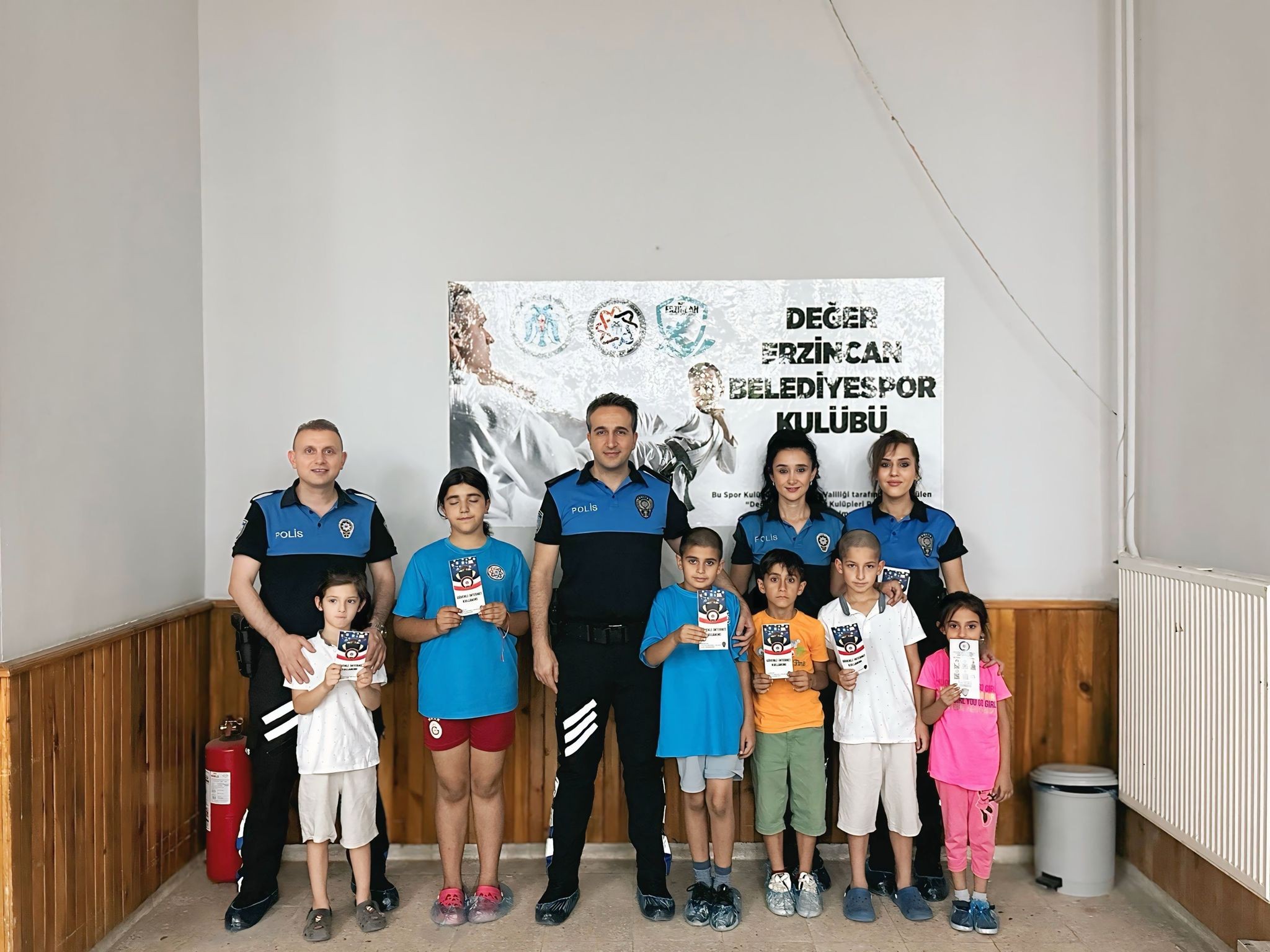 Erzincan Polisi Değer Erzincan spor okullarında bilgilendirme faaliyetlerini devam ettiriyor.