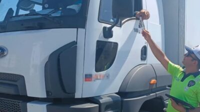 Erzincan’da trafik polisleri sürücülere yola atılan izmarit ve çöplerin orman