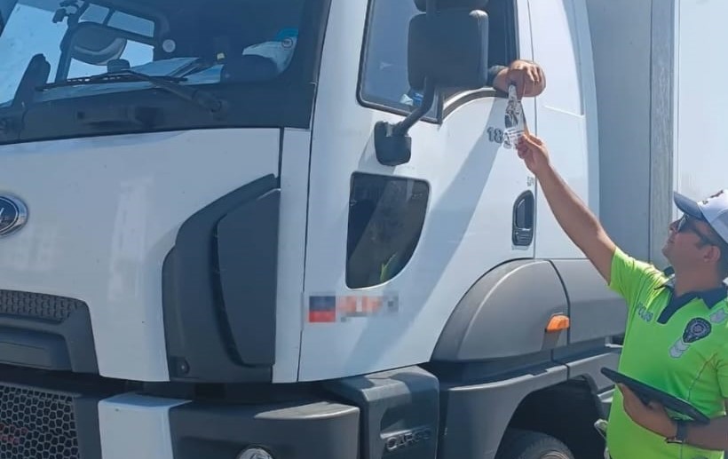 Erzincan’da trafik polisleri sürücülere yola atılan izmarit ve çöplerin orman