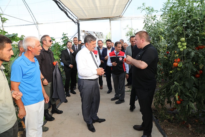 Uçak Mühendisliği mezunu olan Ömer Uysal mesleğini bırakarak ailesiyle birlikte