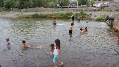 Erzincan’da mevsim normallerinin üzerinde seyreden hava sıcaklıkları, aileleri ve çocuklarını