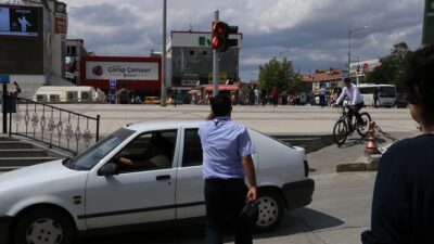 Erzincan’da yayalar kırmızı ışık ihlali yaparak hem kendi canlarını tehlikeye