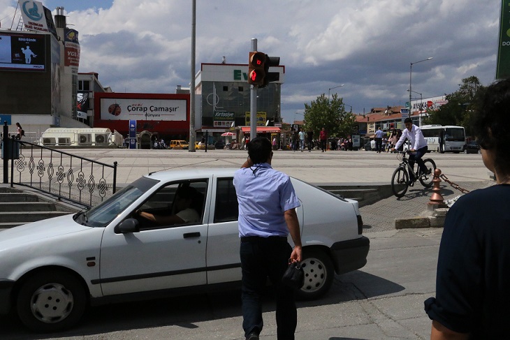 Erzincan’da yayalar kırmızı ışık ihlali yaparak hem kendi canlarını tehlikeye