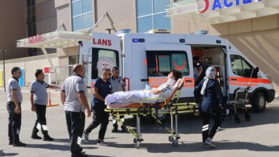 Öğlen saatlerinde Erzincan Sivas Karayolu Kızıldağ mevkiinde iki otomobilin çarpışması