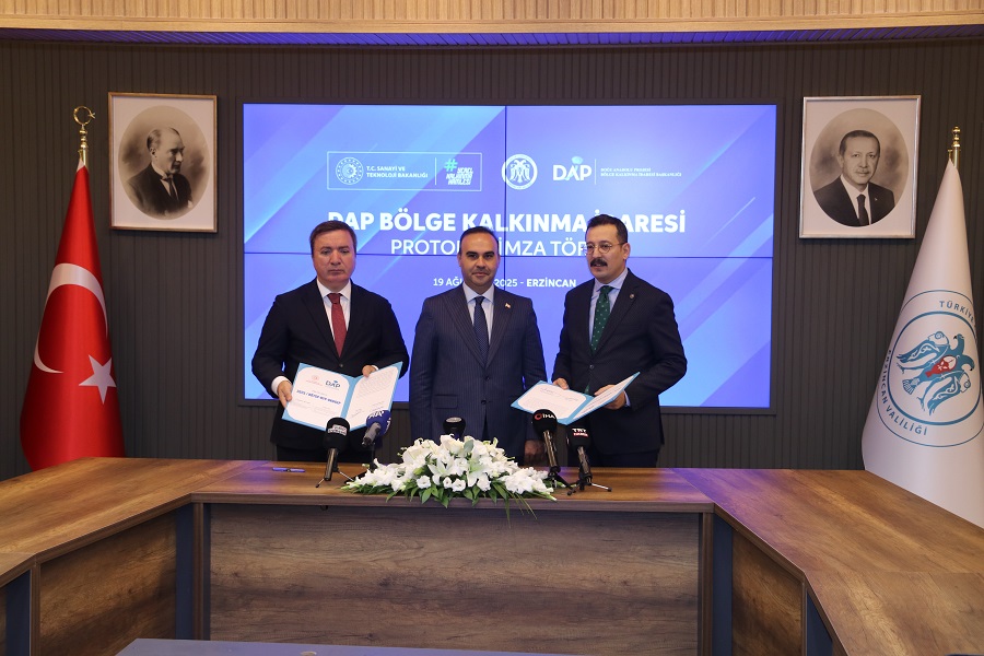 Bir dizi ziyaret ve açılışlarda bulunmak üzere Erzincan’a gelen Sanayi