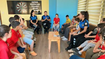 
Erzincan Polisi Değer Erzincan spor okullarında bilgilendirme faaliyetlerini devam ettiriyor.
