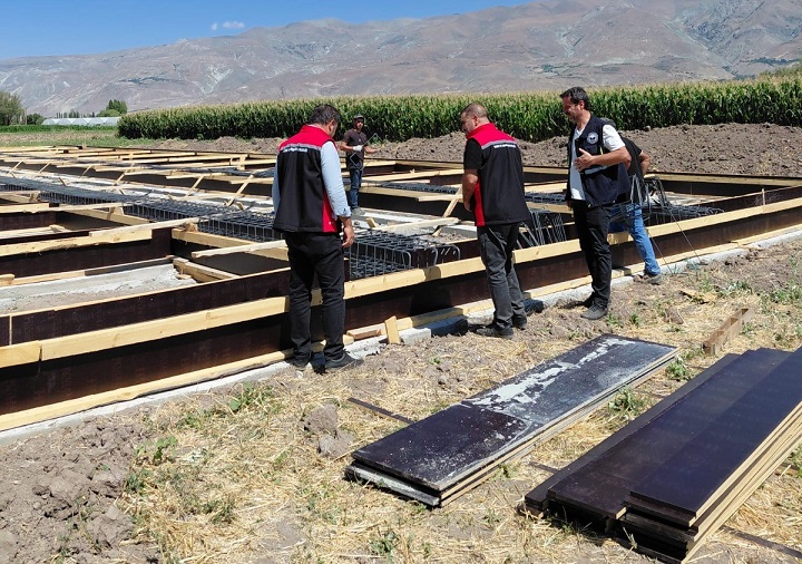 Erzincan’ın Tercan ilçesinde bulunan Tercan Baraj Gölü’nde kafes balıkçılığı artarak