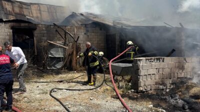Erzincan Bulutlu Mahallesinde bir samanlıkta başlayan yangın ahır ve evin