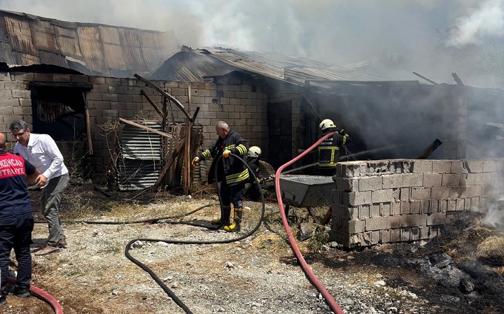Erzincan Bulutlu Mahallesinde bir samanlıkta başlayan yangın ahır ve evin