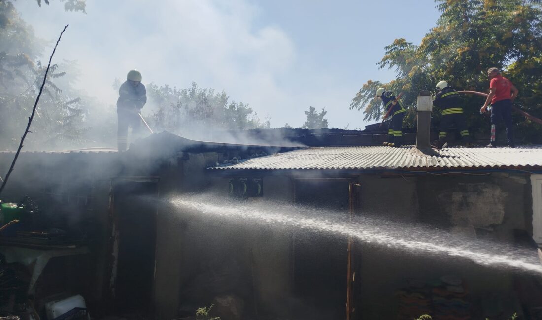 Erzincan Merkez Mahallelerinden İzzetpaşa mahallesinde odunlukta çıkan yangın itfaiye ekiplerinin