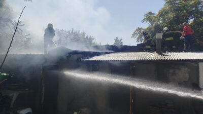 Erzincan Merkez Mahallelerinden İzzetpaşa mahallesinde odunlukta çıkan yangın itfaiye ekiplerinin