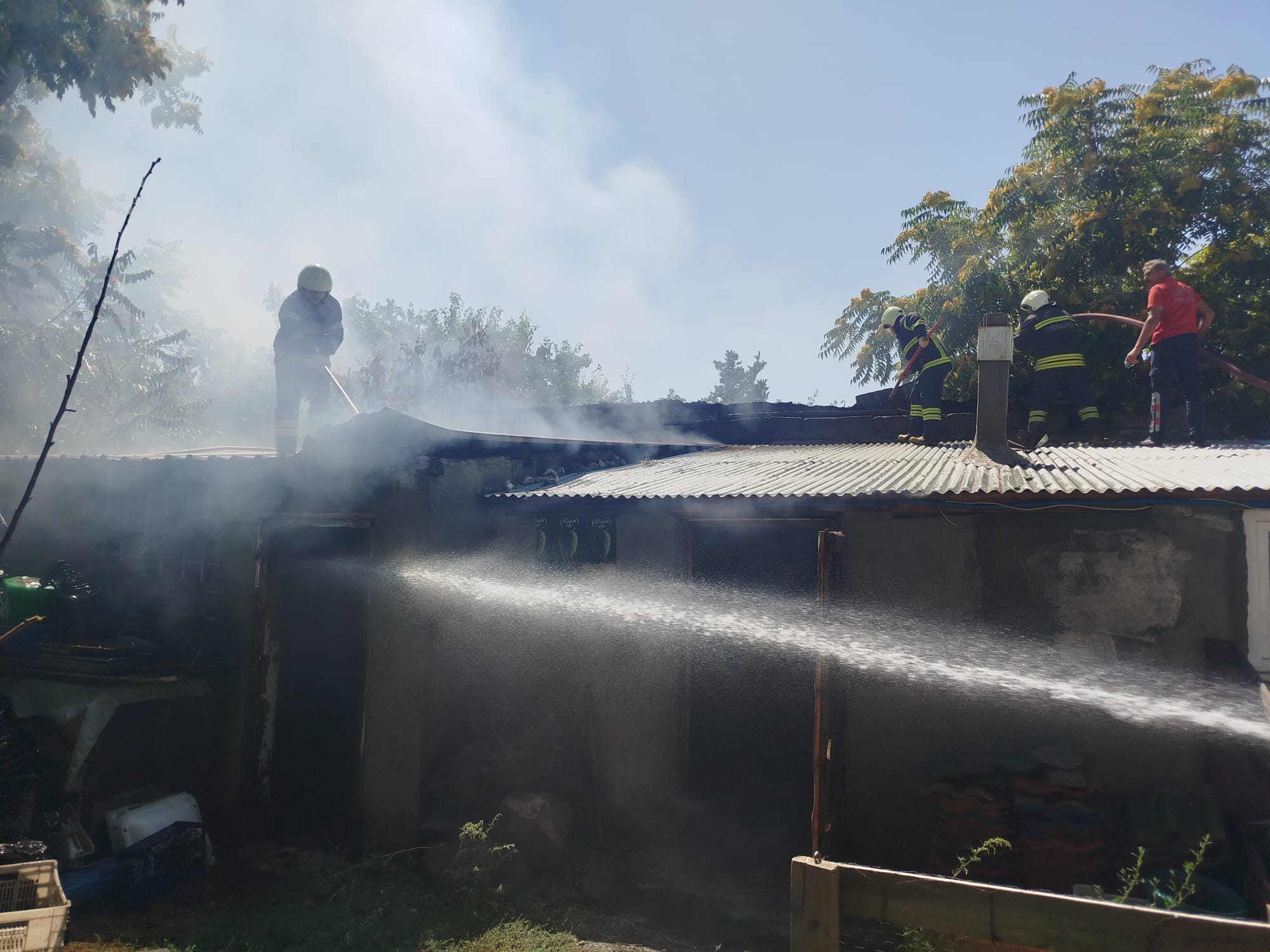 Erzincan Merkez Mahallelerinden İzzetpaşa mahallesinde odunlukta çıkan yangın itfaiye ekiplerinin