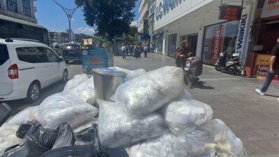 Erzincan’ın en işlek caddelerinden olan Fevzipaşa Caddesi üzerinde birikmiş çöp