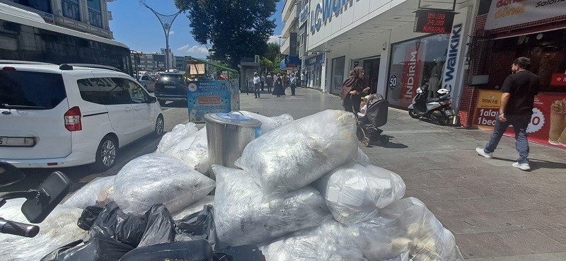 Erzincan’ın en işlek caddelerinden olan Fevzipaşa Caddesi üzerinde birikmiş çöp