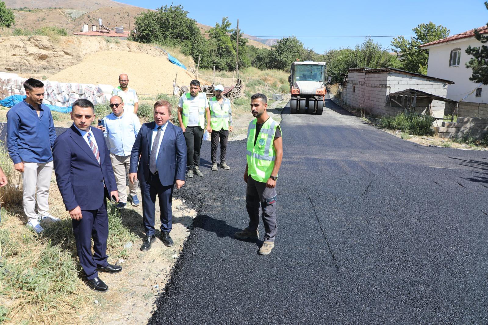 Erzincan Üzümlü ilçemize bağlı Karakaya köyünü ziyaret eden Vali Hamza