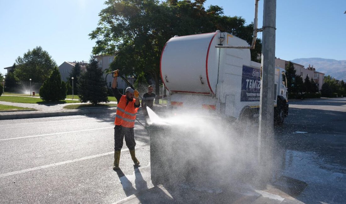 Erzincan Belediyesi Temizlik İşleri Müdürlüğü ekiplerince, çöp konteynerleri düzenli aralıklarla