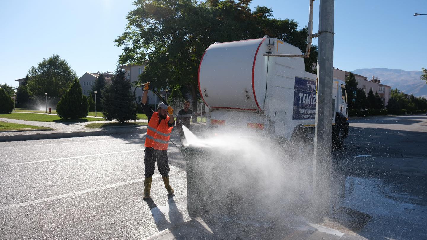 Erzincan Belediyesi Temizlik İşleri Müdürlüğü ekiplerince, çöp konteynerleri düzenli aralıklarla