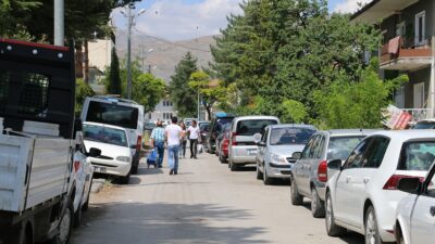 Erzincan’da Cadde ve sokaklara gelişi güzel park edilen araçlar trafiği