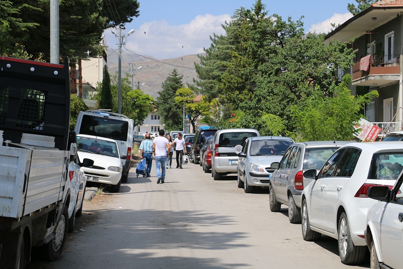 Erzincan’da Cadde ve sokaklara gelişi güzel park edilen araçlar trafiği