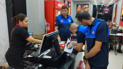 Erzincan Belediyesi Zabıta Müdürlüğü ekipleri, şehir merkezinde faaliyet gösteren lokanta,