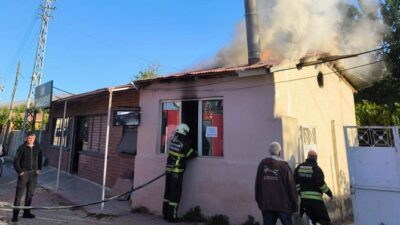Erzincan Gazi Mahallesi’nde çıkan tandır evi yangını itfaiye ekiplerinin müdahalesi