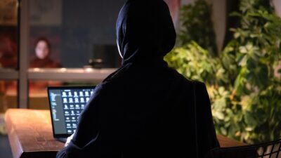 Düşmekten korkma; çünkü düşmek, kendini fark etmenin ilk adımıdır. Bazen