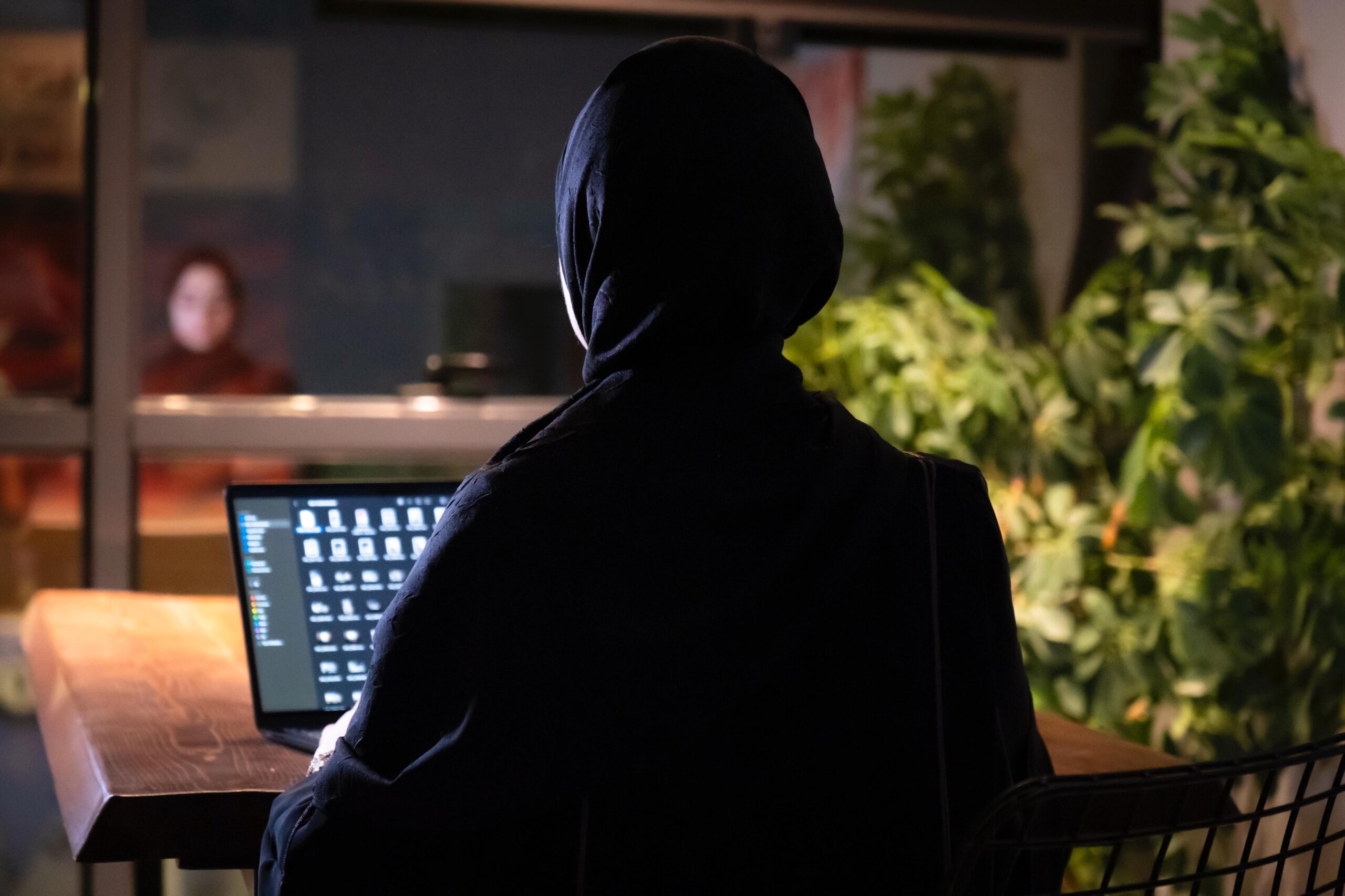 Düşmekten korkma; çünkü düşmek, kendini fark etmenin ilk adımıdır. Bazen