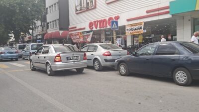 Erzincan’da Cadde ve sokaklara gelişi güzel park edilen araçlar trafiği