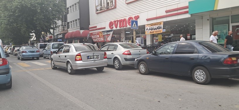 Erzincan’da Cadde ve sokaklara gelişi güzel park edilen araçlar trafiği