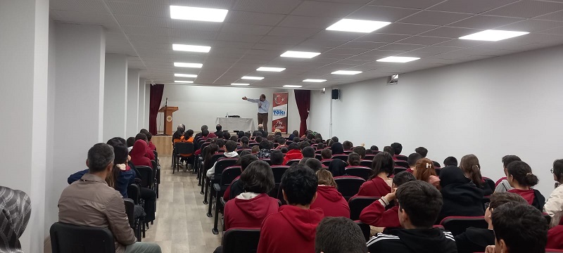 İlahiyatçı Yazar Ahmet Bulut, Demirkent TOKİ Ortaokulu öğrencileriyle buluştu.